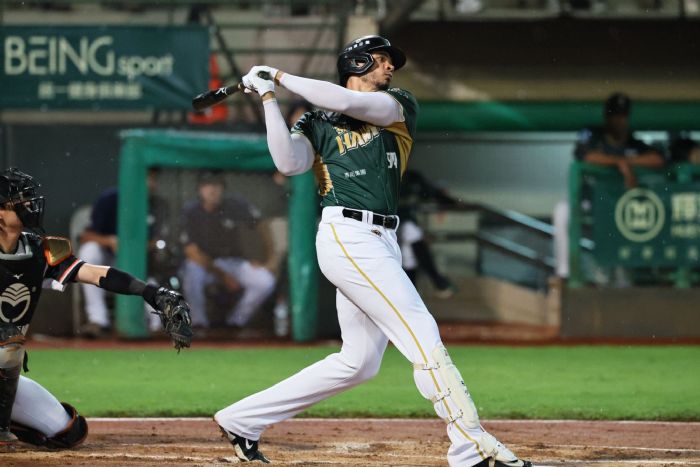 台鋼雄鷹火力全開，8：4擊退中信兄弟，魔鷹與張肇元合力擊出7支安打