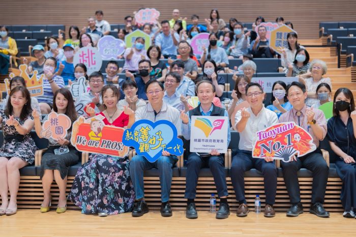 桃園市立圖書館 AI 文學講座熱鬧登場，馮翠珍助理教授分享創意與科技的美妙交會