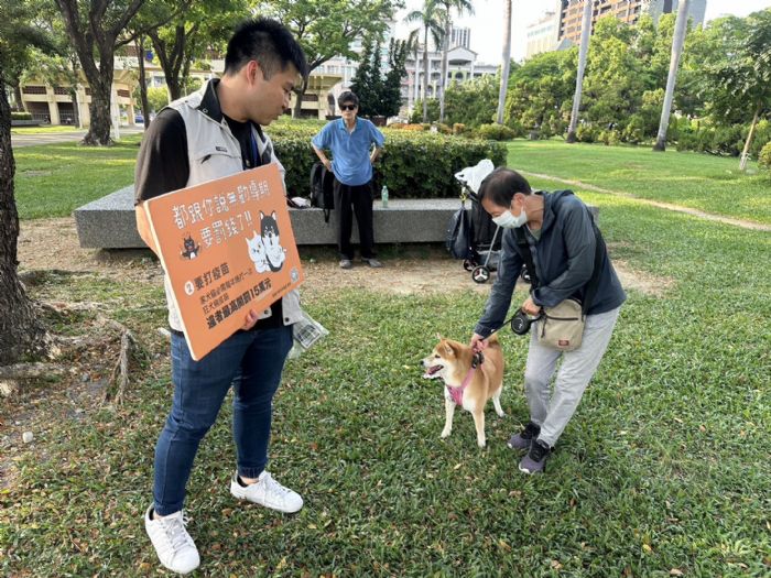 毛孩散步更安心！動保處加強飼主責任稽查，呼籲落實晶片登記、狂犬病疫苗與繫繩安全