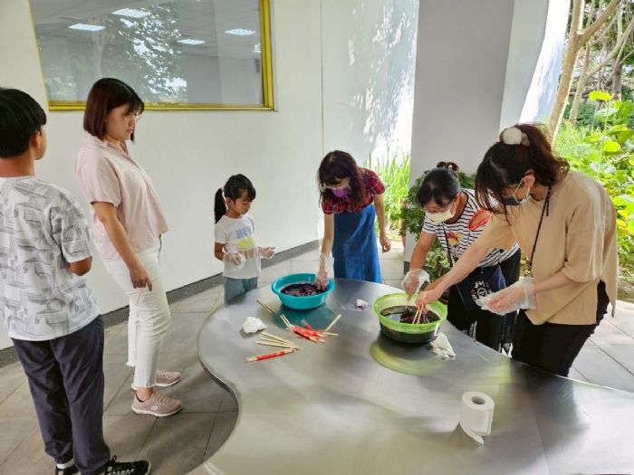 當藝術遇上動物關懷——幸福毛孩生活課程《染出彩虹｜寵物方巾植物染》熱情展開！