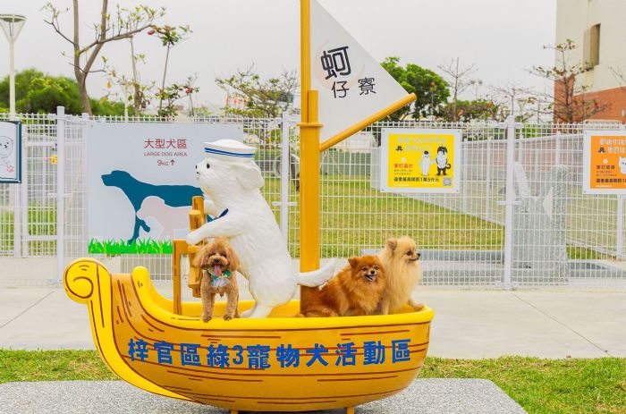 奔跑吧毛小孩！高雄打造人犬共融新日常，寵物犬活動區像城市裡的小花綻放