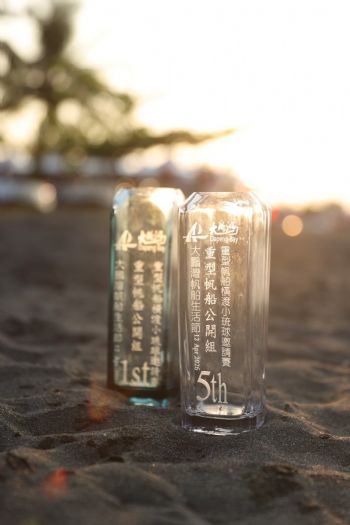 大鵬灣守護海洋「回收玻璃瓶變身成獎盃」