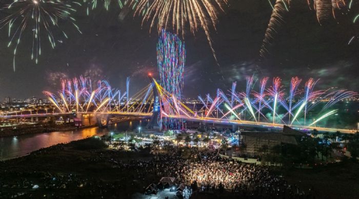 暖冬派對點亮青洲灣，無人機結合煙火展演吸引滿場人潮