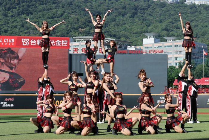味全龍攜手台新新光金控打造「魔女的盛宴DB SHOW」主題日，天母主場湧2.6萬名球迷探訪魔幻古堡魅力！