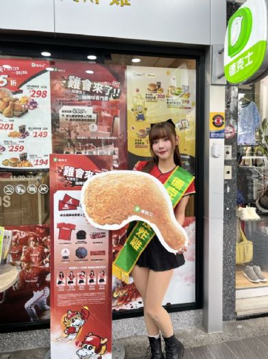 小龍女小映快閃德克士！店長初登場 粉絲排到街角 球迷一早卡位只為女神一笑｜人氣炸雞雙人餐限時65折至8/6