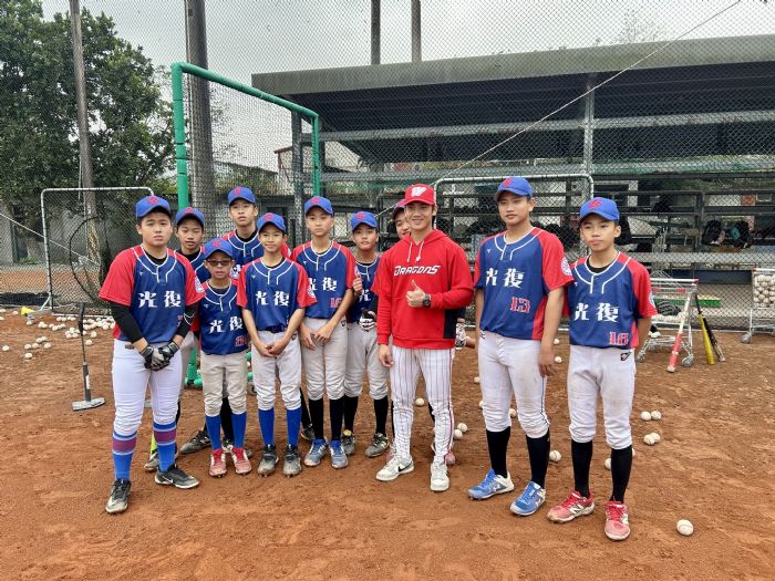 龍將回到花蓮光復國中！交通車捐贈＋棒球教學雙重暖心應援，孩子們笑容滿滿迎接未來