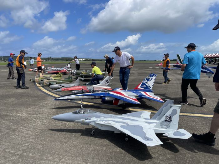 恆春機場化身天空嘉年華,百架無人機與戰鬥機共慶建城150年 恆春機場化身天空嘉年華,百架無人機與戰鬥機共慶建城150年
