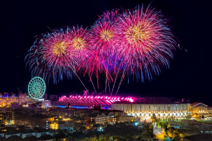 義大世界999秒跨年煙火秀三階段交管，提供免費接駁專車