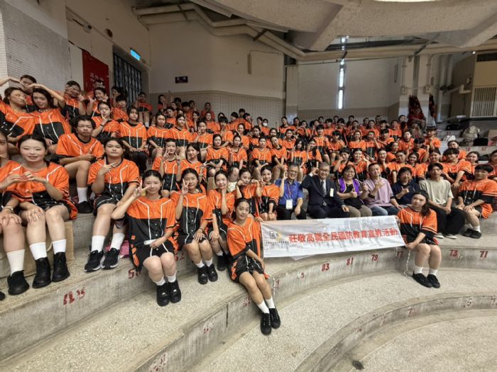 教育部長鄭英耀慰勉國慶大會參演師生，期勉展現青春風采共慶國家生日