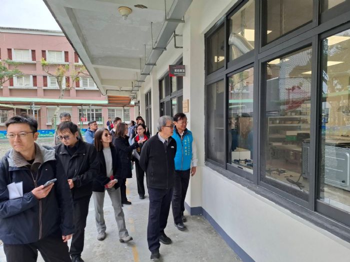 迎向新年，也迎向重生，鄭英耀部長走訪光復校園，陪伴災後復建、守護孩子安心學習