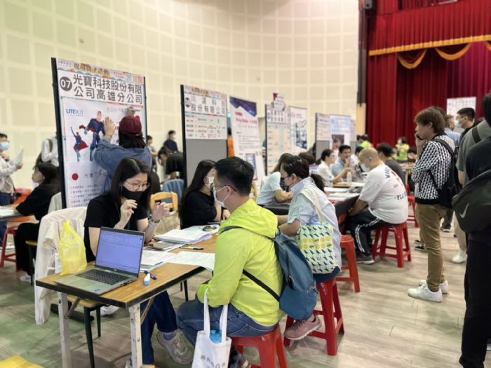 高雄勞工局攜手產業園區管理局，畢業季現場徵才活動熱烈展開，助力青年開啟夢想職涯