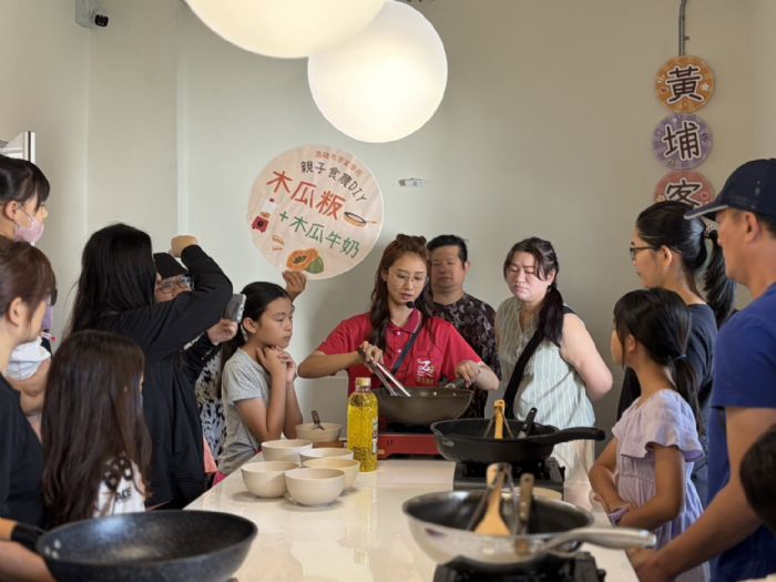 親子齊聚煎傳統木瓜粄、現打木瓜牛奶，食農料理體驗，飄香黃埔客站