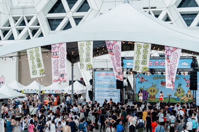 「2025台日大港水果祭」熱情開展，高雄海風廣場歡樂人潮沸騰，台日水果與音樂美好交融
