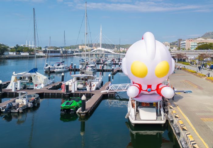 2026高雄冬日遊樂園再祭彩蛋，Q版初代超人力霸王領航愛河灣，吸引民眾瘋搶拍