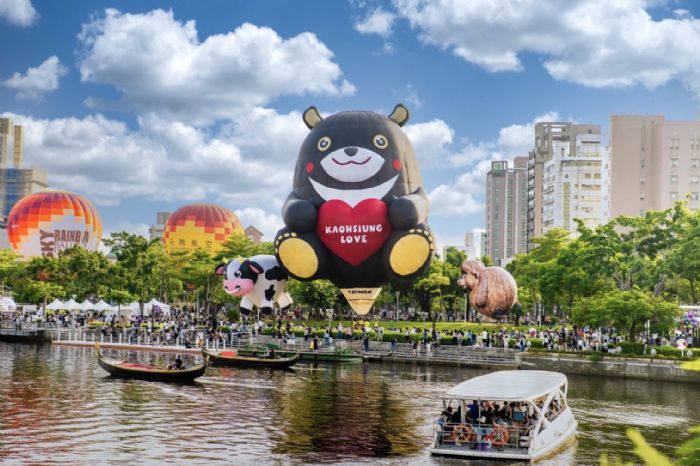 高雄熊熱氣球魅力爆棚，狂吸海內外遊客，愛河周邊店家業績成長三成