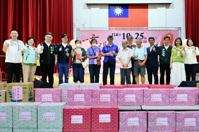 溫馨滿滿！高雄新興區重陽敬老聯歡熱鬧登場，陳其邁市長與長輩同歡、加碼紅包獻祝福