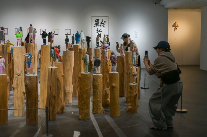 以背影刻劃城市生活群像，高美館KSpace陳廷晉個展《港都NPC》開展