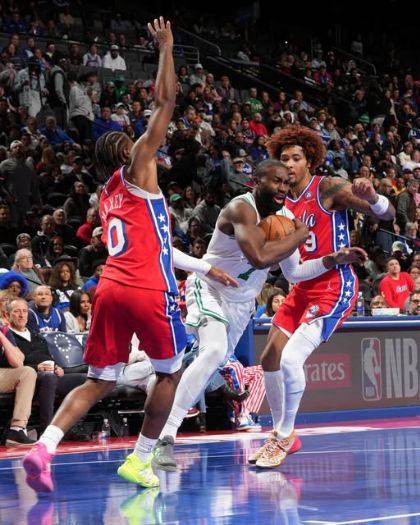 Jaylen Brown火力全開！塞爾蒂克險勝76人，延續三連勝氣勢，終止對手完美開局