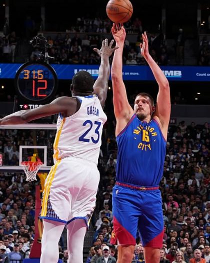 金塊主場火力全開！Jokic輕鬆繳出準大三元，率隊129：104痛宰勇士