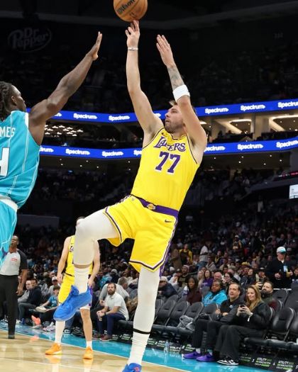 Reaves歸隊火力全開！湖人全員發威力退黃蜂，展現團隊進攻新節奏