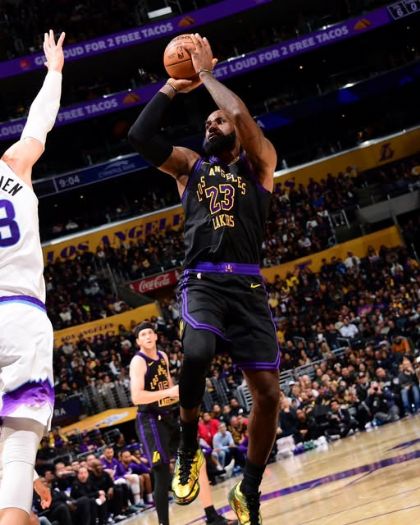 LeBron第23季華麗啟航！湖人團隊同步發光，以溫暖能量豪取勝利