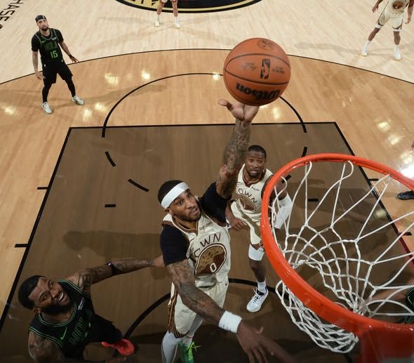 勇士末節爆發！在溫暖團隊氣氛中力退鵜鶘，精彩奪勝