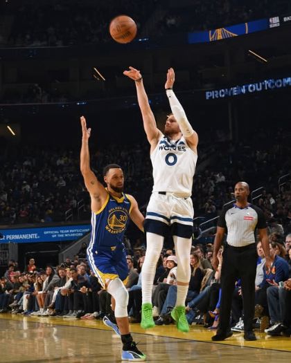 咖哩火力全開仍差臨門一腳，灰狼關鍵三分定江山力退勇士