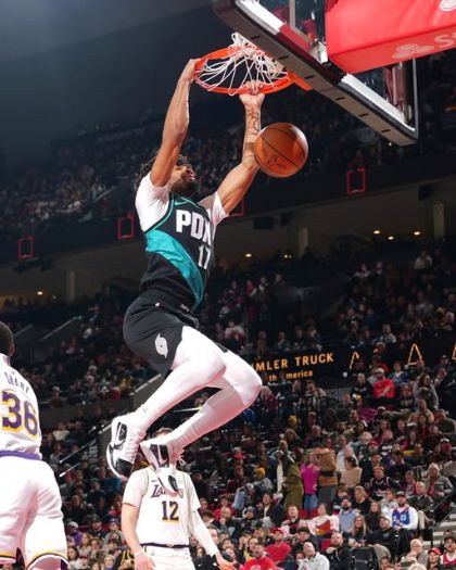 Doncic缺陣湖人戰力失衡！LeBron獨扛全隊仍難止敗，拓荒者狂轟132分痛快收勝