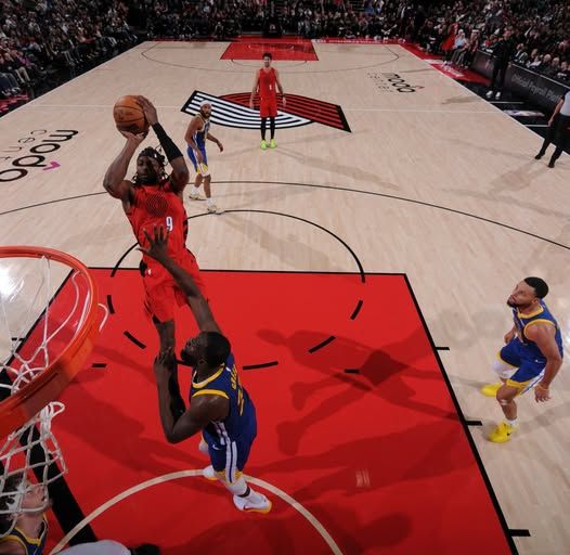 咖哩雨狂下仍難救主！拓荒者末節齊發威，關鍵反超力退勇士