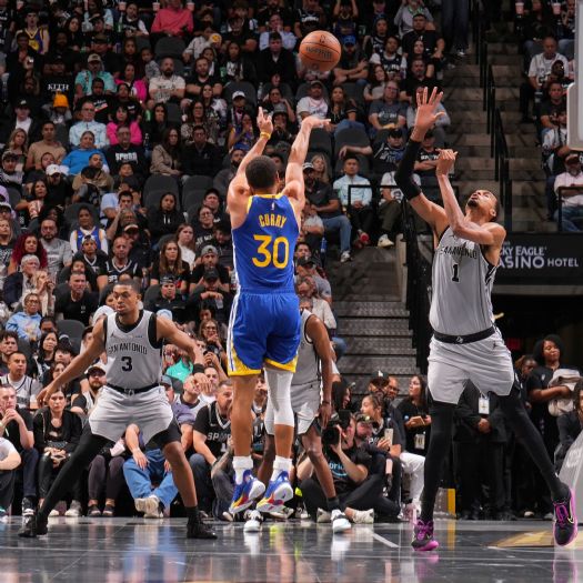 Curry火力全開！49分領軍逆轉氣勢，勇士驚險收下NBA Cup首勝