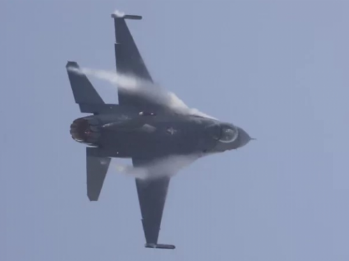 震撼天際！驚險瞬間揭幕：美國F-16英勇飛行中遭遇驚魂危機，驅逐戰神在韓國訓練中英勇墜毀，英雄飛行員奇蹟生還！