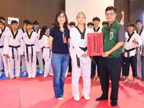 高心怡世界中學跆拳道錦標賽勇奪金牌-教育局長謝文斌嘉勉鼓勵頒發獎勵金