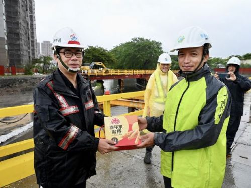 陳其邁慰勞第一線堅守同仁 感謝團隊風雨中努力恢復市容