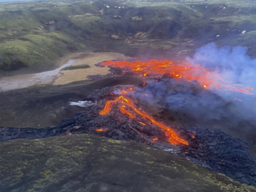 冰島首都雷克雅維克附近爆發小規模火山噴發，岩漿湧出天際
