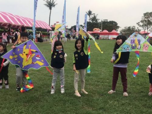 屏警與教育處體發中心合作以搞怪星球風箏節活動宣導要建立網路訊息或語音來電談到「錢」就要小心有「詐」