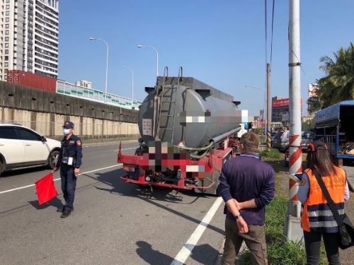 為降低大型重車交通事故發生率  高市警交大及各分局這樣做