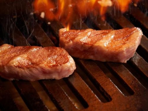 台中和牛燒肉店被爆使用過期肉品，引起社會關注。台中市衛生局為鼓勵揭發食安問題，將頒發「吹哨者獎金」，最高曾給予300萬元獎金。