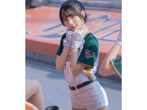 台鋼雄鷹新秀一粒爆紅！啦啦隊成員神似「圍棋女神」黑嘉嘉