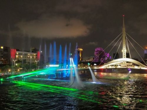 高雄海洋派對盛大開幕，法國飛板秀震撼全場，絕美水舞與特效光影齊飛