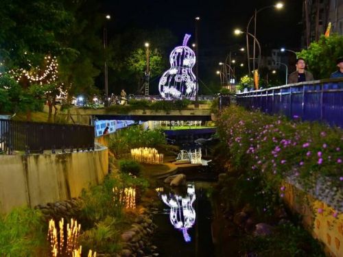 豐原葫蘆墩圳耶誕燈飾亮燈！　中市水利局點亮聖誕節歡樂氛圍