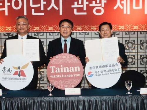黃偉哲市長見證南市釜山簽署觀光送客MOU 古都紅牆燈籠意象vs.韓國旗蘭花 驚豔釜山國際旅展 臺南館再獲展位設計獎