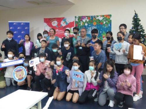 美國國務院英語教學專家 與河堤國小學生分享美國節慶文化與英語教育