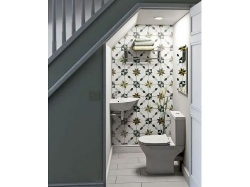 在樓梯下安裝浴室：好主意還是糟糕選擇？