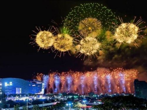 高雄「亞灣跨年花火」升級240秒璀璨搭Coldplay金曲迎接2024