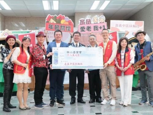 嘉義郵局與扶輪社攜手關懷老人 送愛心年菜暖新春