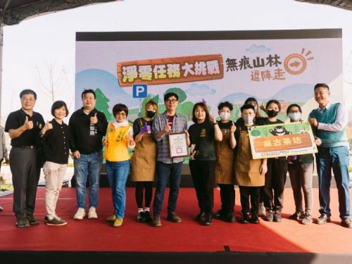 出席低碳淨山登山活動 陳其邁籲民眾減碳、響應綠生活 鼓勵多加利用輕軌、新開闢停車場與步道登柴山