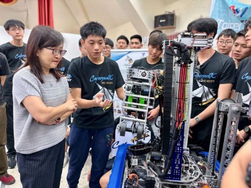 北市七校角逐國際機器人賽，教育局投入278萬元培育未來科技人才，建中大方分享自製情蒐App助力各隊
