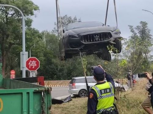 何潤東遭追撞！瑪莎拉蒂車尾全爛、副導卡車內 金門警方還原現場