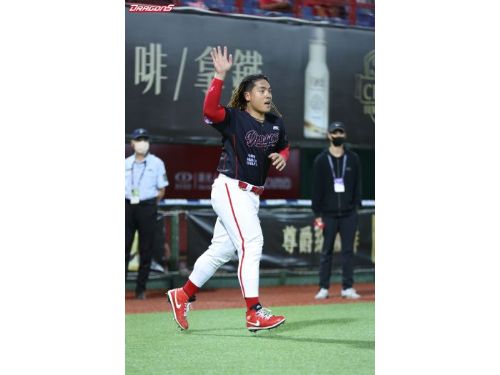 龍隊大勝富邦悍將，鋼龍主投奠定勝基