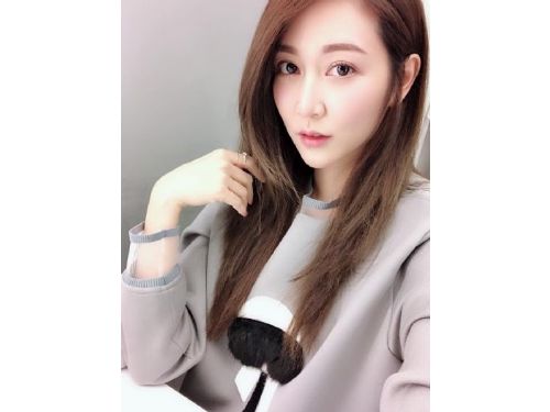 曾莞婷在泰國夜市逛街時，鈕釦全解開，內衣外露，展現驚人性感身材。